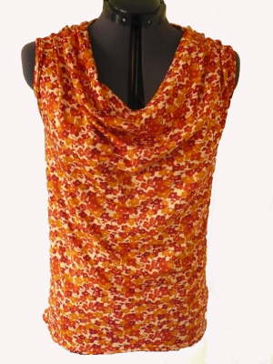 (02) Topje met gedrapeerde hals in tricot met bloemenprint