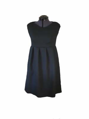 (05) zwart kleedje met epauletten en plooien onder de taille